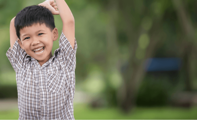 Bé trai vui vẻ trong phần đăng ký khám nhanh.